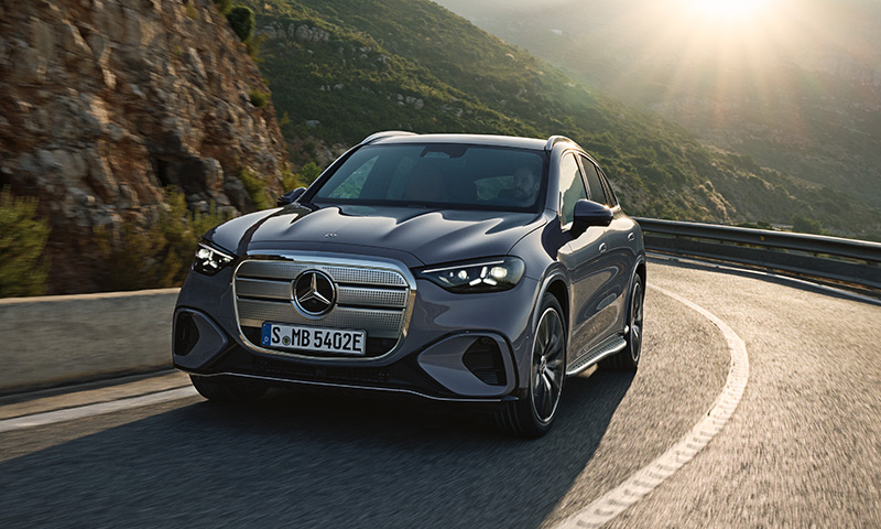 Grauer GLC auf einer Straße fahrend